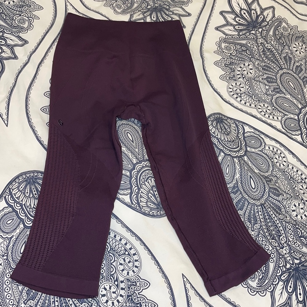 In The Flow Crop Lululemon EUC violet deep purple